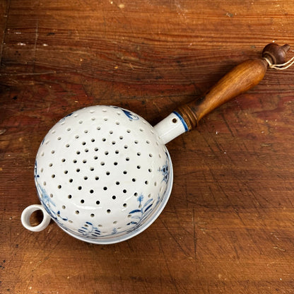 Blue Onion Sifter Strainer Turned Wooden Handle 1109